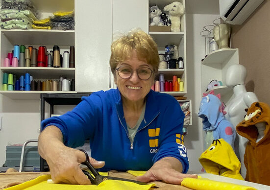 Artesã se prepara para o início da Feira Especial de Inverno. - Na imagem, Marilene Sionek. Curitiba, 04/05/2024.
Foto: Levy Ferreira/SMCS