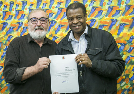 Prefeito em exercício Herivelto Oliveira, com o vereador Hernani, sanciona a lei que declara de Utilidade Pública a Associação de Moradores Esportiva Beneficente Amigos do Bem. Curitiba, 05/06/2024. Foto: Pedro Ribas/SMCS