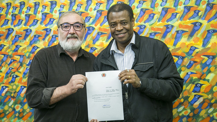 Prefeito em exercício Herivelto Oliveira, com o vereador Hernani, sanciona a lei que declara de Utilidade Pública a Associação de Moradores Esportiva Beneficente Amigos do Bem. Curitiba, 05/06/2024. Foto: Pedro Ribas/SMCS