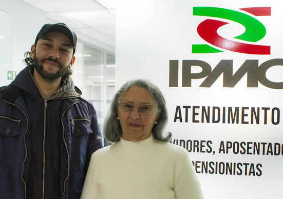 Prova de vida de aposentados e pensionistas do IPMC. Na imagem, Jandira Moreira, com o filho Lucas. Curitiba, 05/06/2024
Foto: Levy Ferreira/SMCS