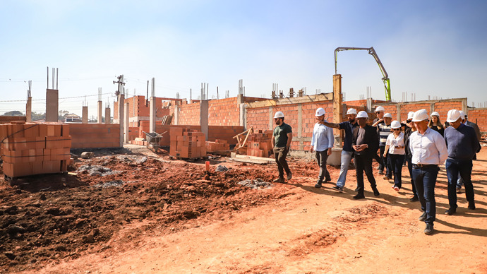 Prefeito em exercício Herivelto Alves de Oliveira, acompanhado do presidente da COHAB, José Lupion Neto, do secretário de Obras, Rodrigo Rodrigues e outras autoridades, vistoria andamento das obras do Bairro Novo do Caximba. Curitiba, 07/06/2024. Foto: José Fernando Ogura/SMCS