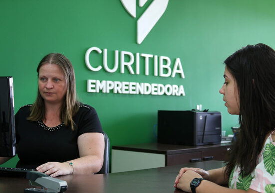 Espaços Empreendedor de Curitiba auxiliam MEIs a cadastrar domicílio eletrônico..
Foto: Luiz Costa /SMCS.