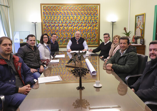 O prefeito Rafael Greca, acompanhado do presidente do Instituto de Pesquisa e Planejamento Urbanos de Curitiba, Luiz Fernando Jamur, e a superintendente de Trânsito de Curitiba, Rosangela Battistella, receberam na sede da Prefeitura, gestores do Colégio Marista Santa Maria. Curitiba, 01/07/2024. Foto: Hully Paiva/SMCS