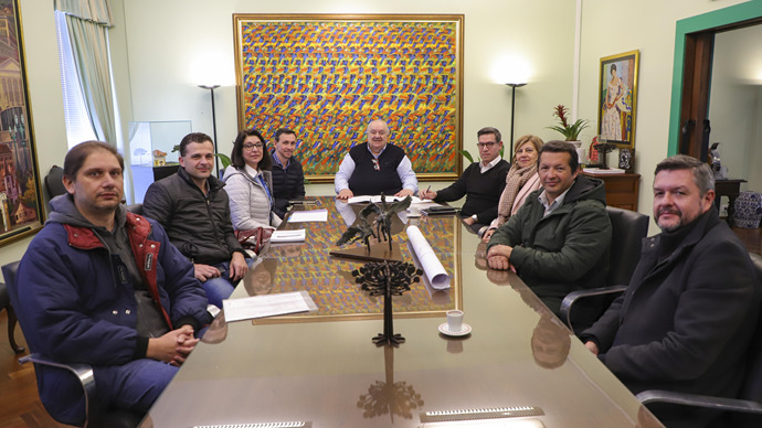 O prefeito Rafael Greca, acompanhado do presidente do Instituto de Pesquisa e Planejamento Urbanos de Curitiba, Luiz Fernando Jamur, e a superintendente de Trânsito de Curitiba, Rosangela Battistella, receberam na sede da Prefeitura, gestores do Colégio Marista Santa Maria. Curitiba, 01/07/2024. Foto: Hully Paiva/SMCS