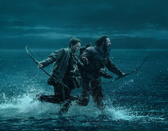 Alfie Williams e Aaron Taylor-Johnson em cena de 'Extermínio: A evolução'