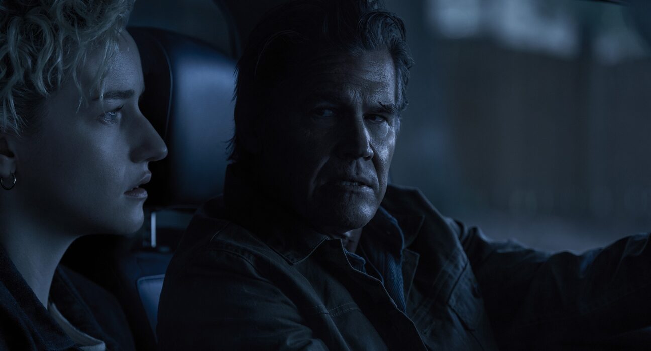 Justine (Julia Garner) e Archer (Josh Brolin) se unem para descobrir o que aconteceu com crianças desaparecidas em 'A Hora do Mal'