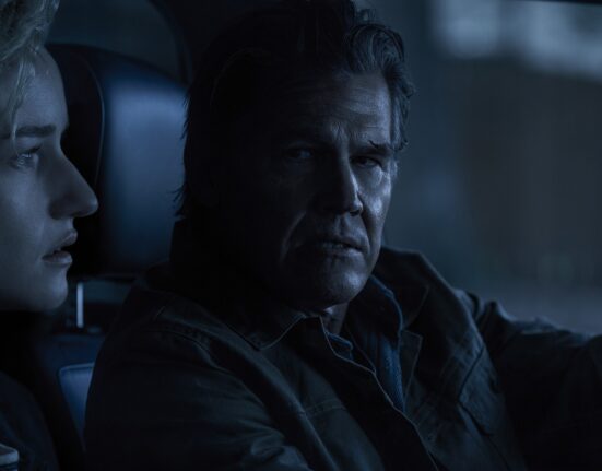 Justine (Julia Garner) e Archer (Josh Brolin) se unem para descobrir o que aconteceu com crianças desaparecidas em 'A Hora do Mal'