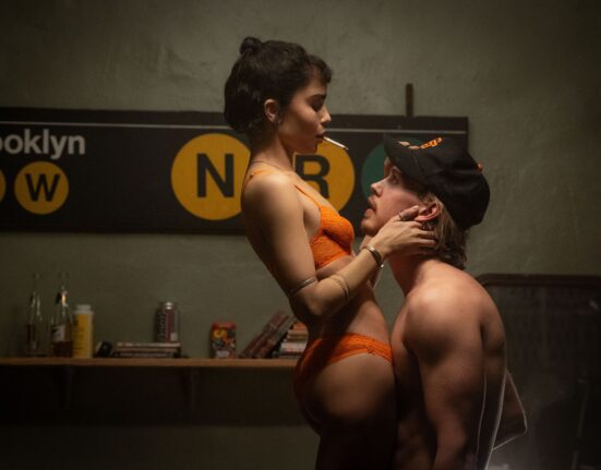 Zoë Kravitz e Austin Butler em cena de 'Ladrões'