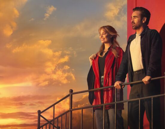 Margot Robbie e Colin Farrell em cena de 'A grande viagem da sua vida'