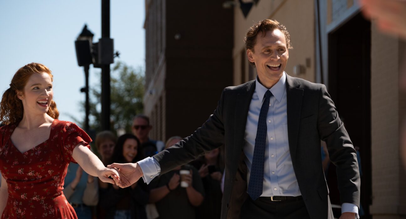 Annalise Basso e Tom Hiddleston em cena de 'A vida de Chuck'