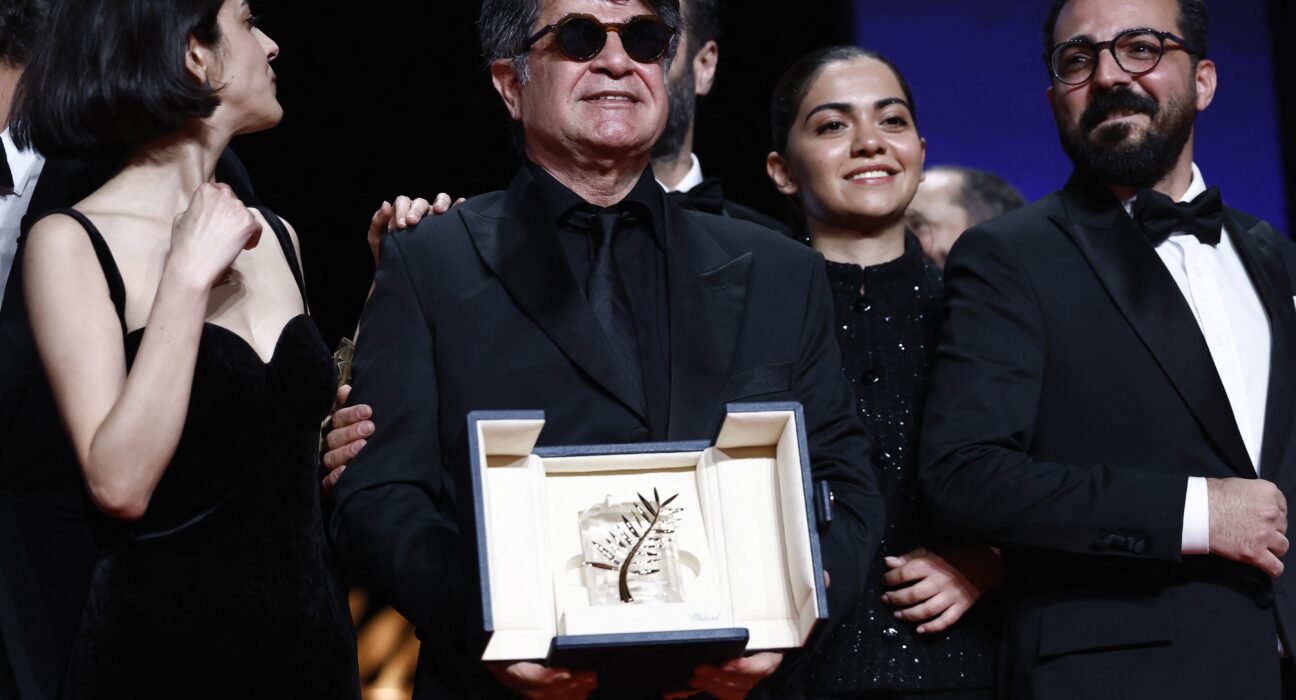 O diretor Jafar Panahi, vencedor da Palma de Ouro pelo filme "A Simples Accident", posa no palco com membros da equipe e sua filha Solmaz Panah durante a cerimônia de encerramento do 78º Festival de Cinema de Cannes