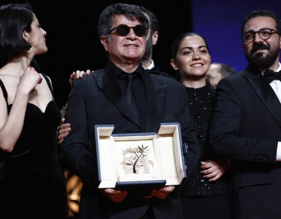 O diretor Jafar Panahi, vencedor da Palma de Ouro pelo filme "A Simples Accident", posa no palco com membros da equipe e sua filha Solmaz Panah durante a cerimônia de encerramento do 78º Festival de Cinema de Cannes