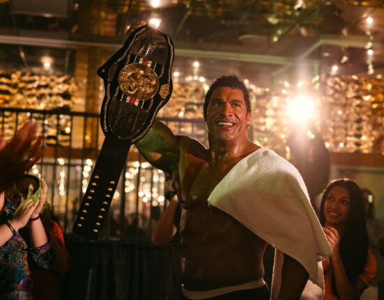 Dwayne Johnson em cena de 'Coração de lutador - The smashing machine'