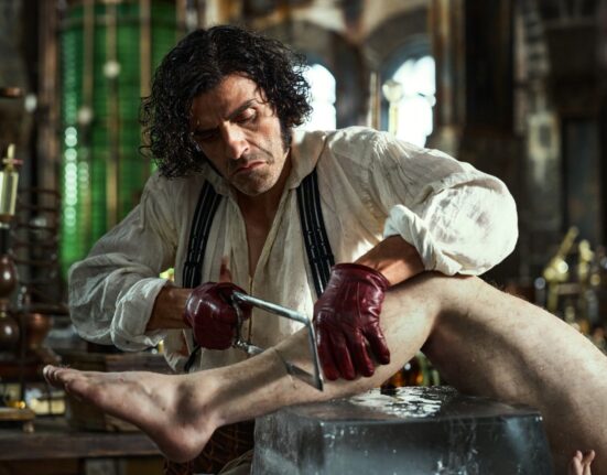Oscar Isaac em cena de 'Frankenstein'