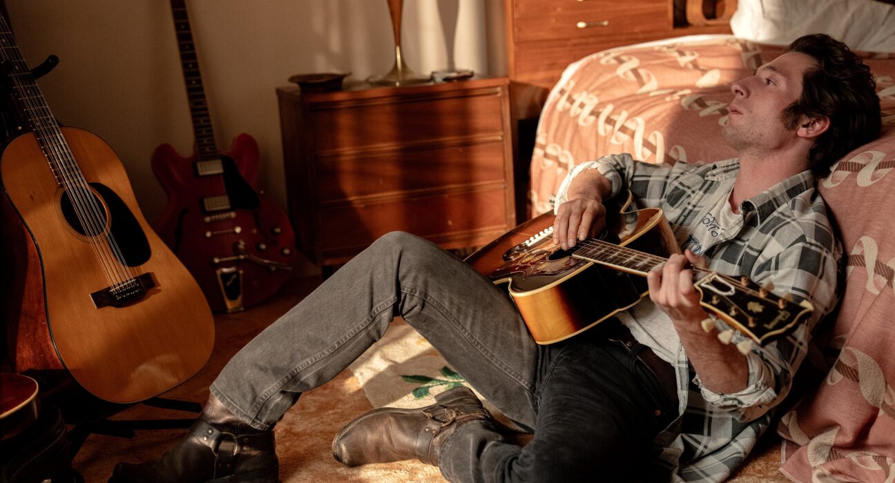 Jeremy Allen White em cena de 'Springsteen: Salve-me do desconhecido'