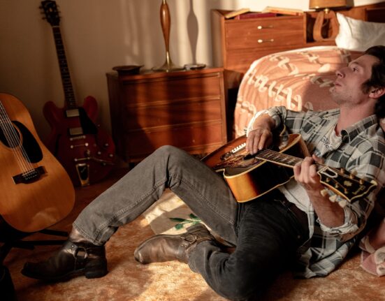 Jeremy Allen White em cena de 'Springsteen: Salve-me do desconhecido'