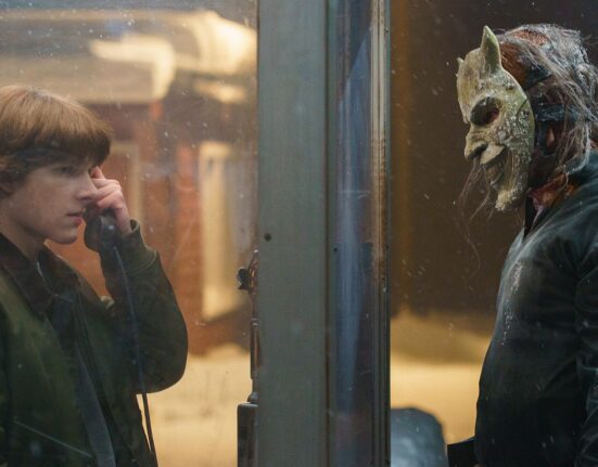 Finney (Mason Thames) volta a enfrentar o Sequestrador (Ethan Hawke) em 'O Telefone Preto 2'