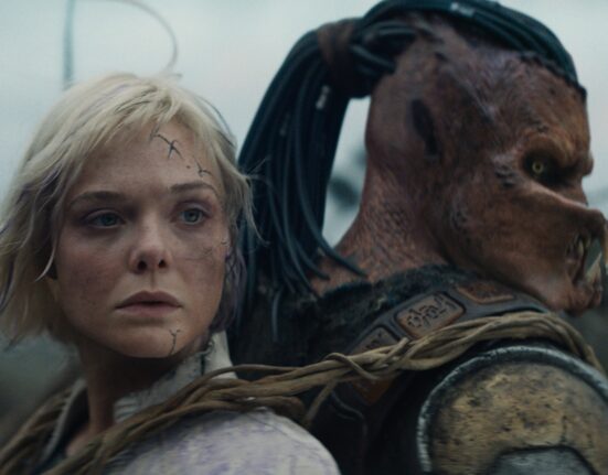 Elle Fanning e Dimitrius Schuster-Koloamatangi estrelam o filme 'Predador: Terras Selvagens'