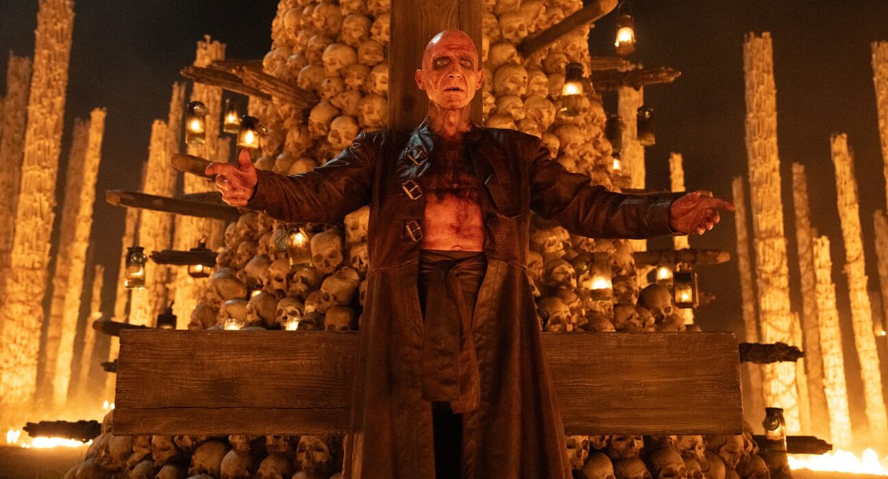 Ralph Fiennes interpreta o misterioso Dr. Ian Kelson numa cena de 'Extermínio: O Templo dos Ossos'