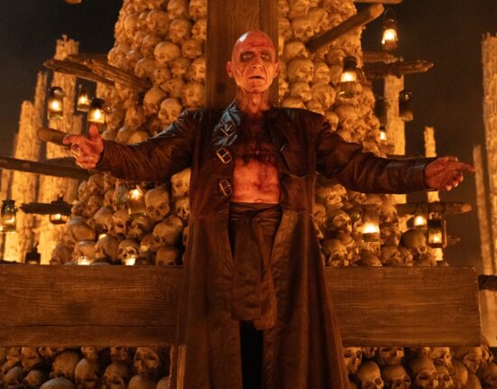 Ralph Fiennes interpreta o misterioso Dr. Ian Kelson numa cena de 'Extermínio: O Templo dos Ossos'