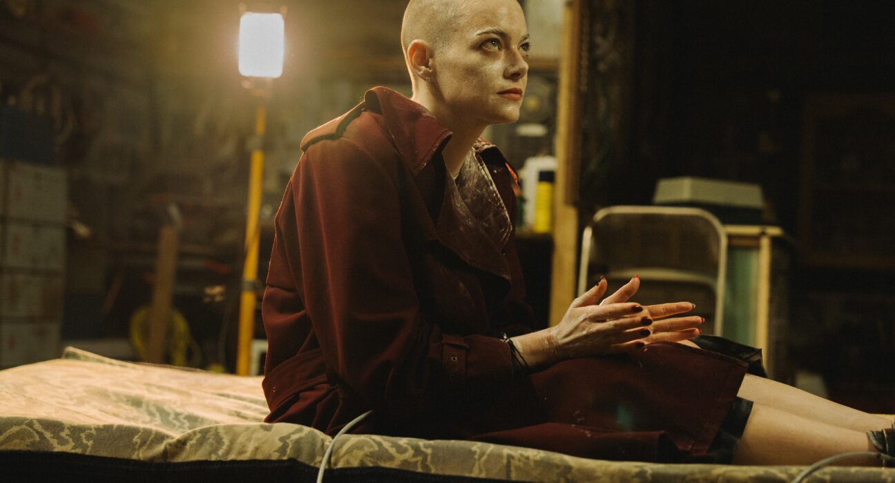 Emma Stone em cena de 'Bugonia'