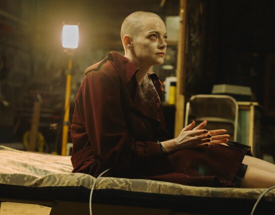 Emma Stone em cena de 'Bugonia'