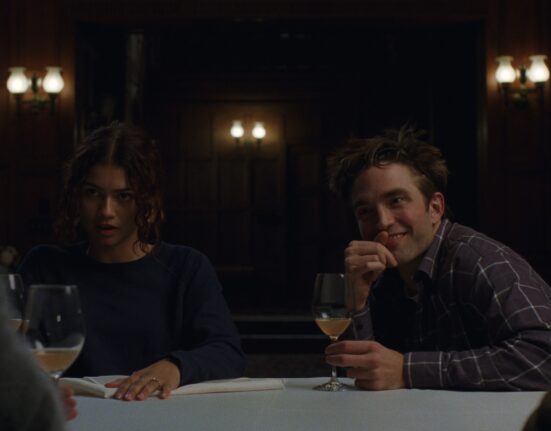 Zendaya e Robert Pattinson em cena de 'O drama'