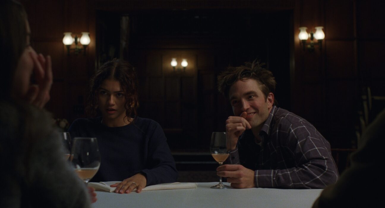 Zendaya e Robert Pattinson em cena de 'O drama'