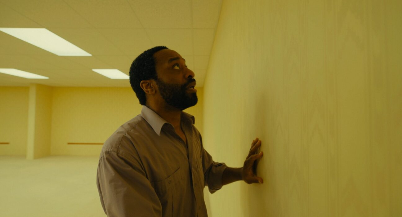 Chiwetel Ejiofor em cena de 'Backrooms: Um não-lugar'