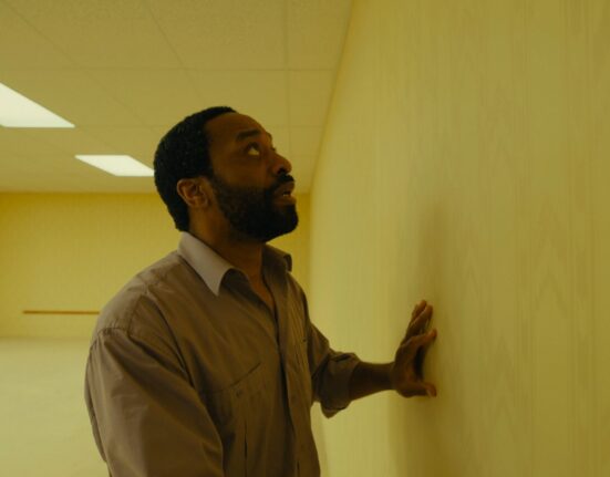 Chiwetel Ejiofor em cena de 'Backrooms: Um não-lugar'