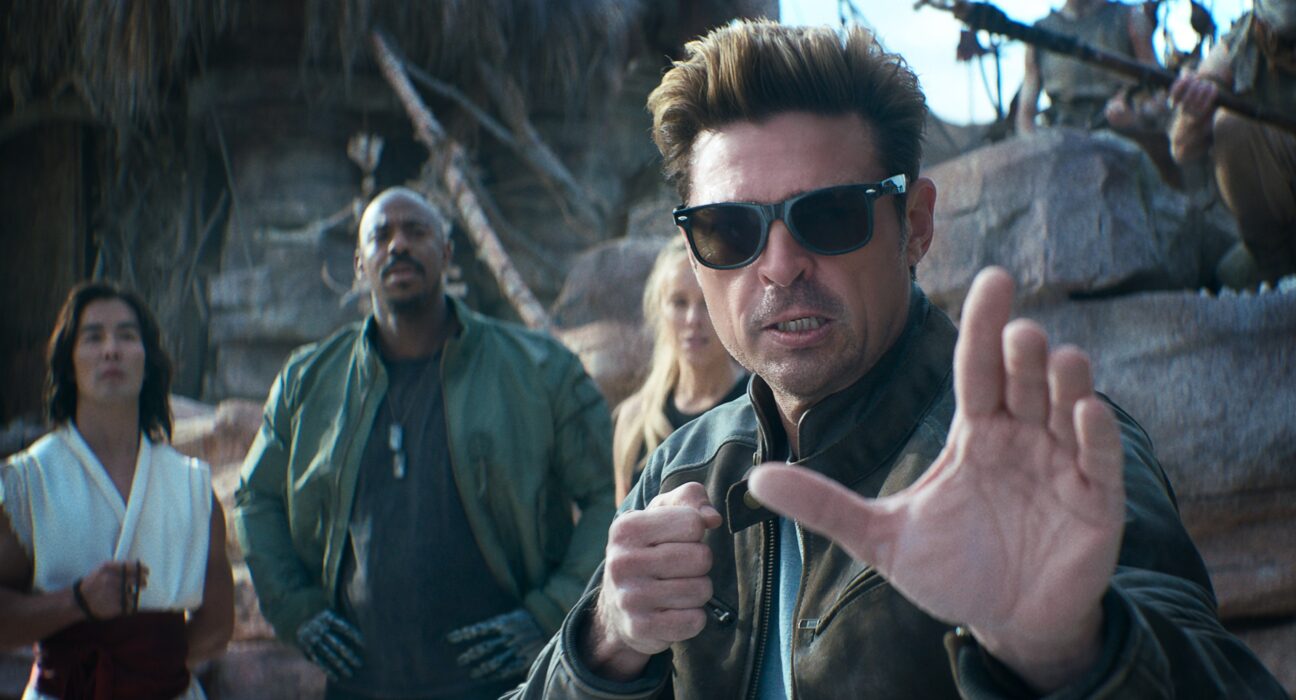 Johnny Cage (Karl Urban, de óculos) é o principal destaque de 'Mortal Kombat 2'
