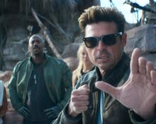 Johnny Cage (Karl Urban, de óculos) é o principal destaque de 'Mortal Kombat 2'