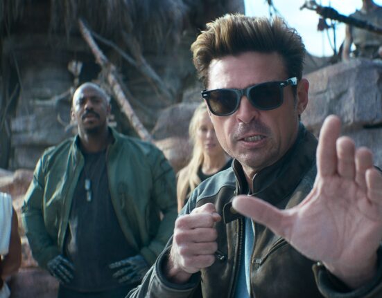Johnny Cage (Karl Urban, de óculos) é o principal destaque de 'Mortal Kombat 2'